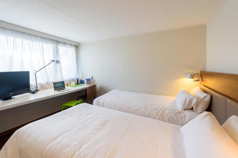Twin Room image 3
