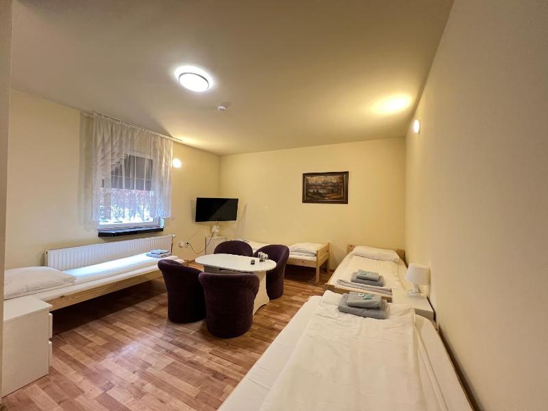 ETNA - Hostel -Noclegi Rzeszów 24 Pokoje -PARKING- - image 9