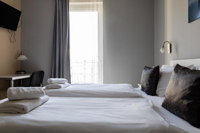 Superior Double Room with Balcony image 4