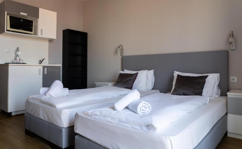 Standard Twin Room with Balcony image 3
