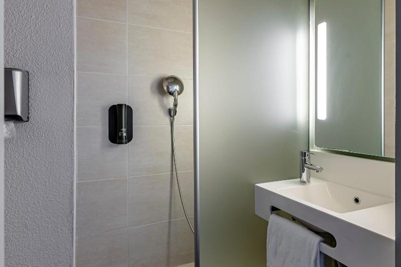 Twin Room image 3
