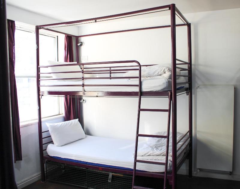 Bed in 8-Bed Mixed Dorm Ensuite image 4