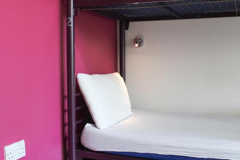 Bed in 6-Bed Mixed Dorm Ensuite image 3