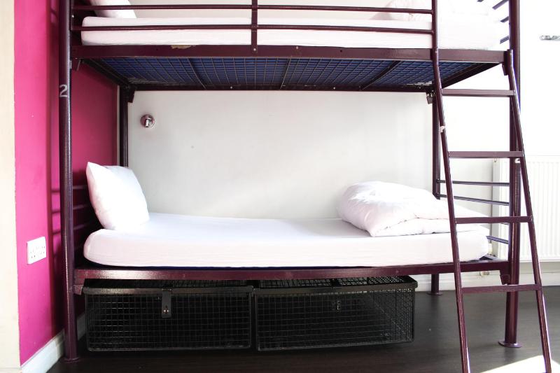 Bed in 6-Bed Mixed Dorm Ensuite image 4