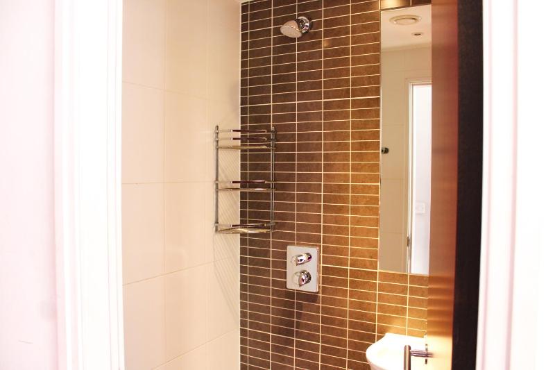 Bed in 4-Bed Mixed Dorm Ensuite image 2