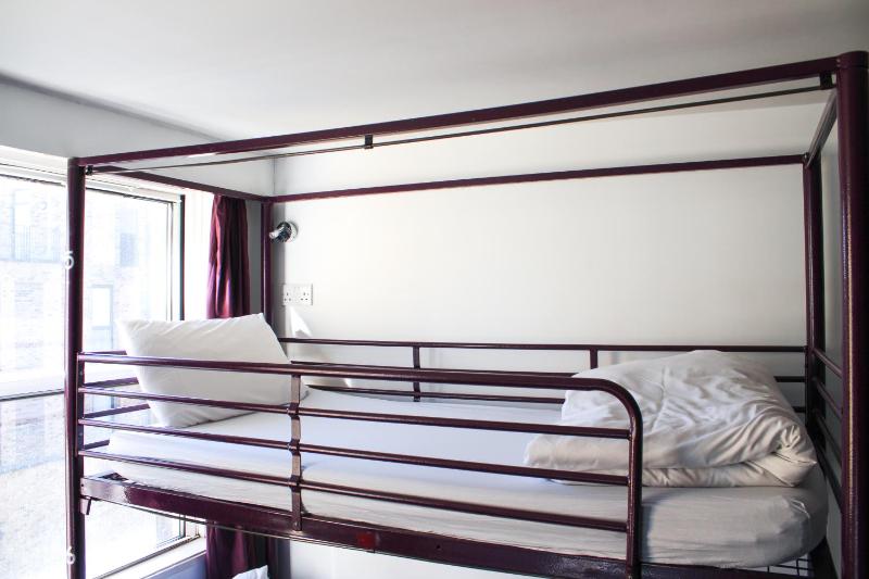 Bed in 8-Bed Mixed Dorm Ensuite image 3
