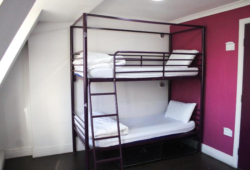 Bed in 4-Bed Mixed Dorm Shared Bathroom image 4