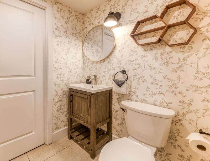 North House - Elegant 1 Bedroom Suite - image 4