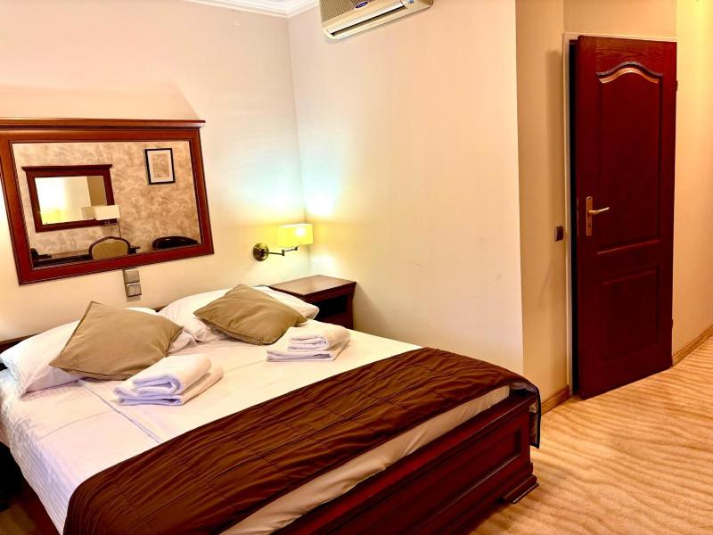 One-Bedroom Apartment image 4