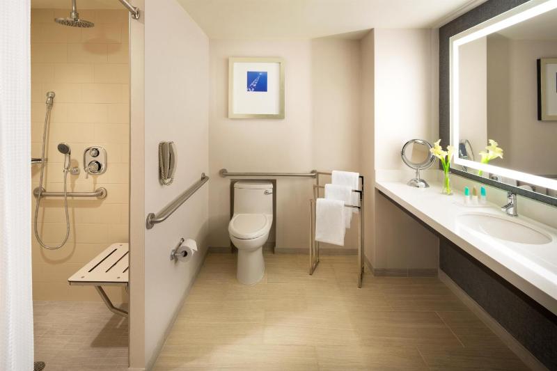 Queen Room with Accessible Shower - Disability Accessible image 3