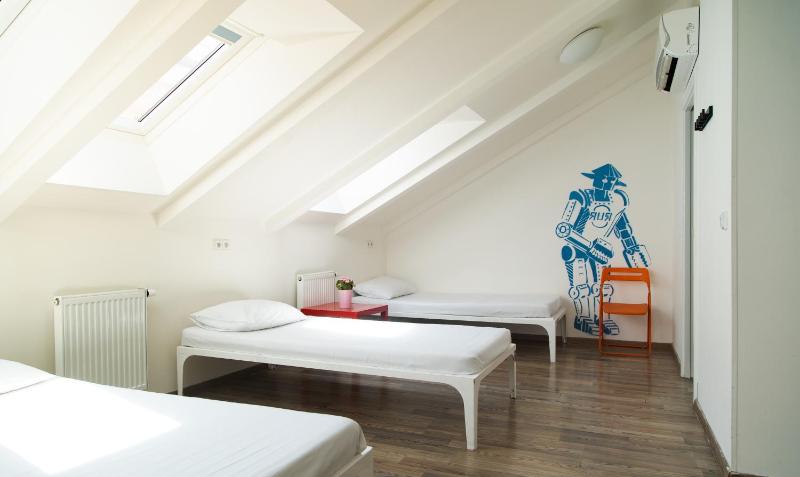 Bed in 8-Bed Mixed Dorm Ensuite image 3