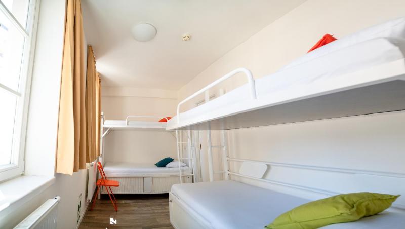 Bed in 8-Bed Mixed Dorm Ensuite image 2