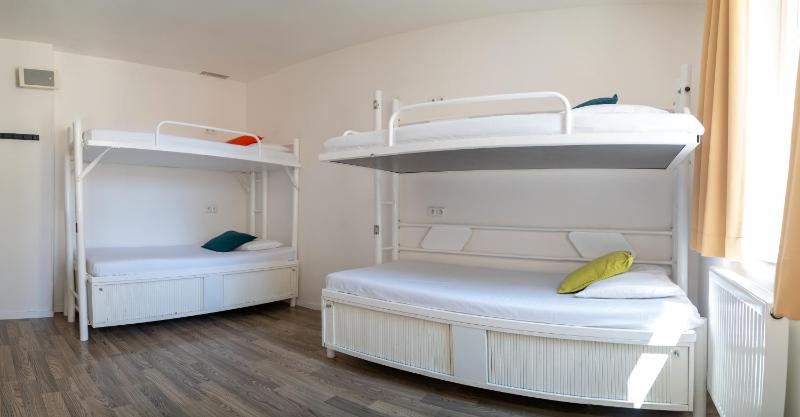 Bed in 4-Bed Mixed Dorm Ensuite image 3