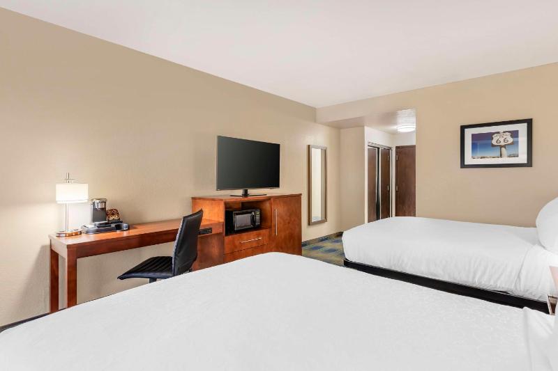 Queen Room with Two Queen Beds - Non-Smoking image 2