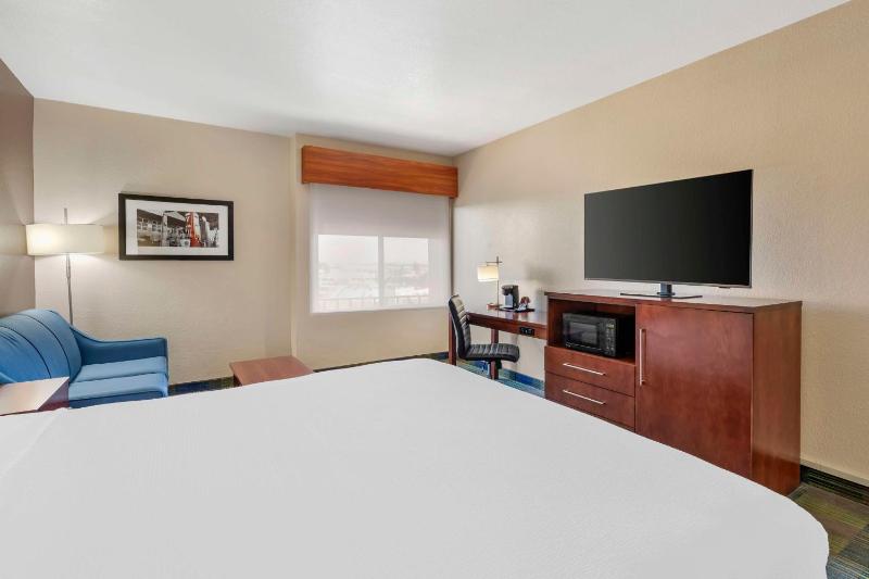 King Room with Sofa Bed - Non-Smoking image 4