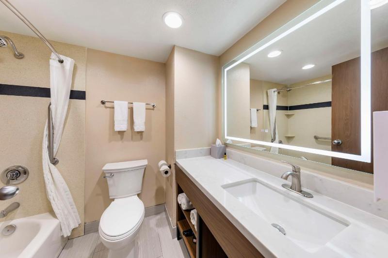 King Room - Non-Smoking image 2