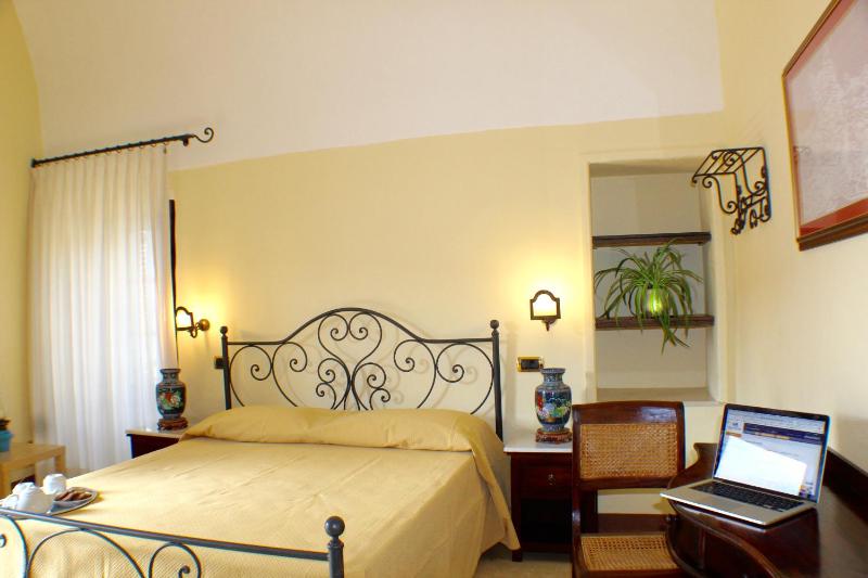 Standard Triple Room with Sea View image 3