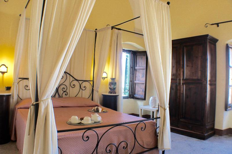 Double Room image 3