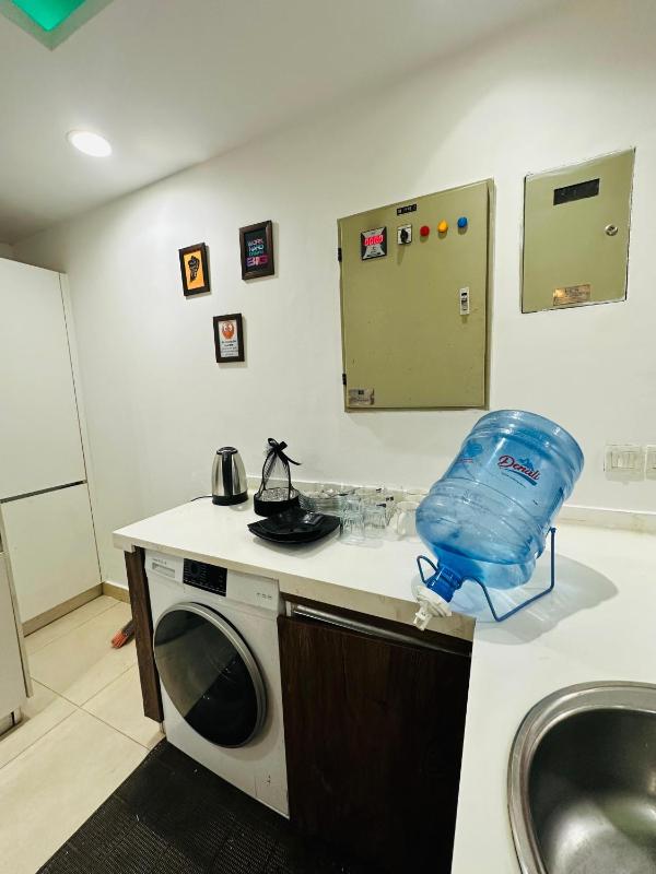 Gold Crest Luxuries APT with high end Amenities & Mall - image 8
