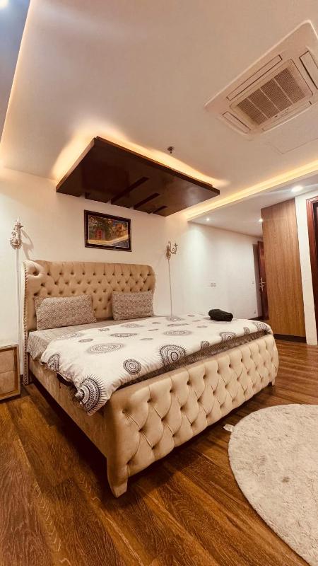 Gold Crest Luxuries APT with high end Amenities & Mall - image 3