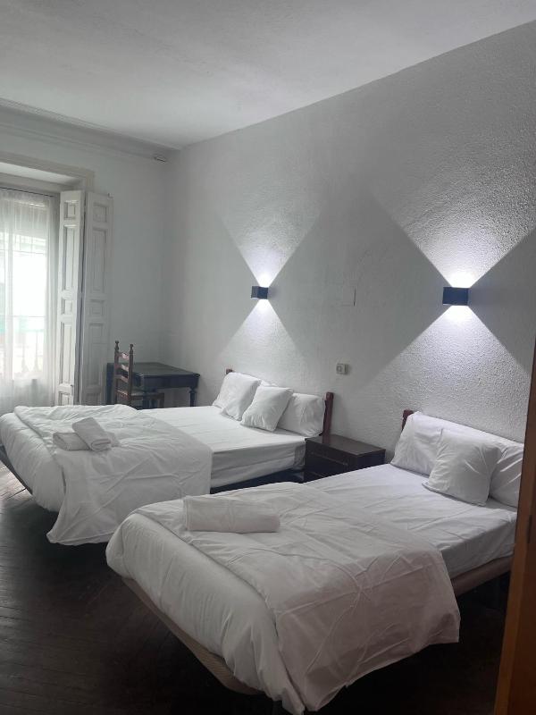 Triple Room with Shared Bathroom image 1