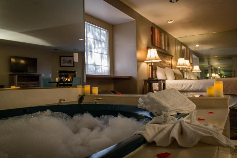 Luxury Suite with Spa Bath image 3