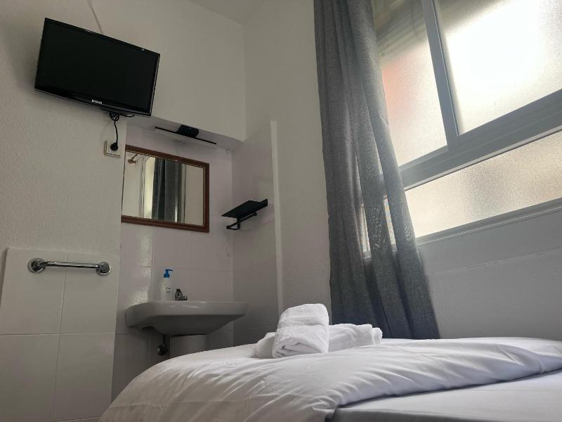 Small Single Room image 4