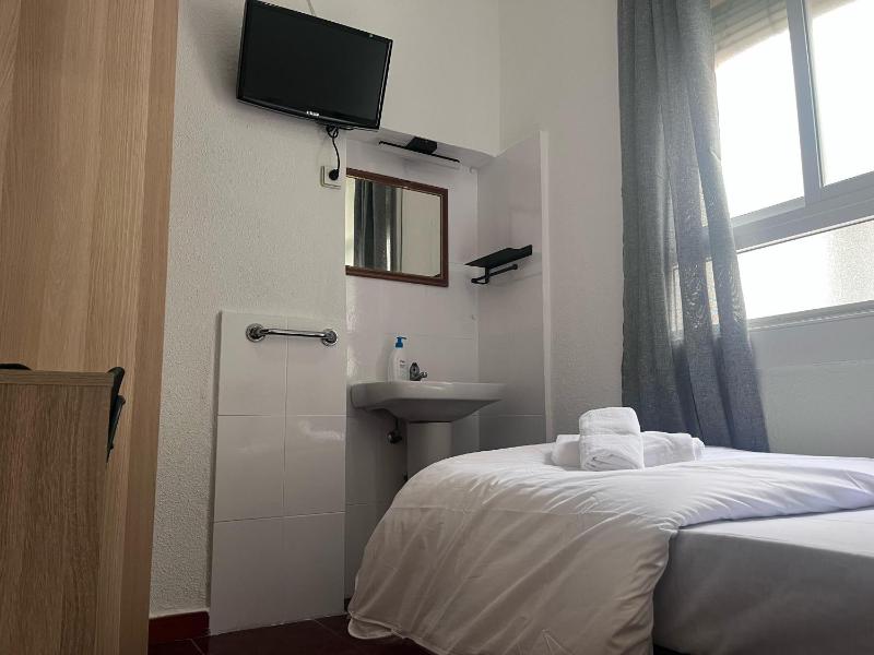Small Single Room image 2
