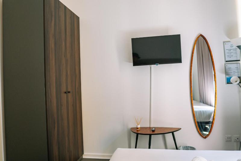 Standard King Room image 3
