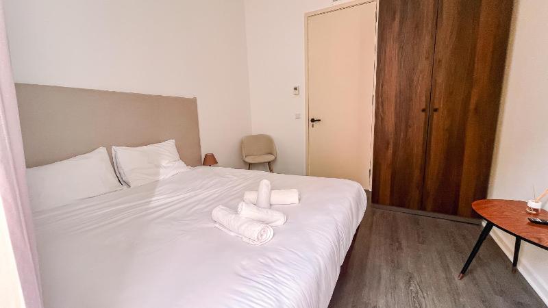 Standard King Room image 2