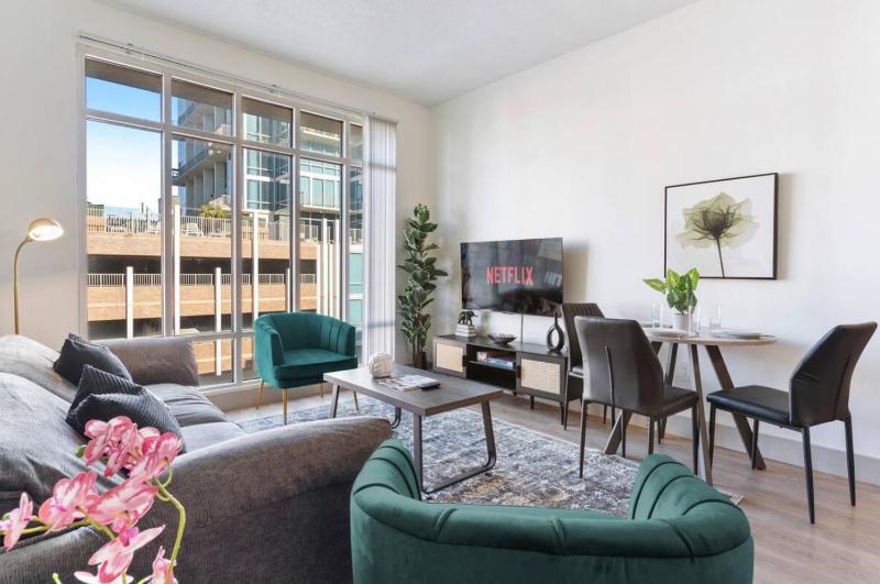 Uptown Luxury - Top Floor King Suite Free Parking - image 15