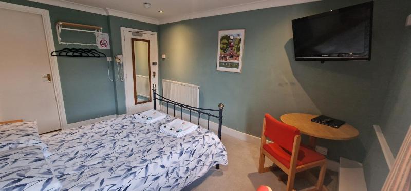 Budget Double Room image 4