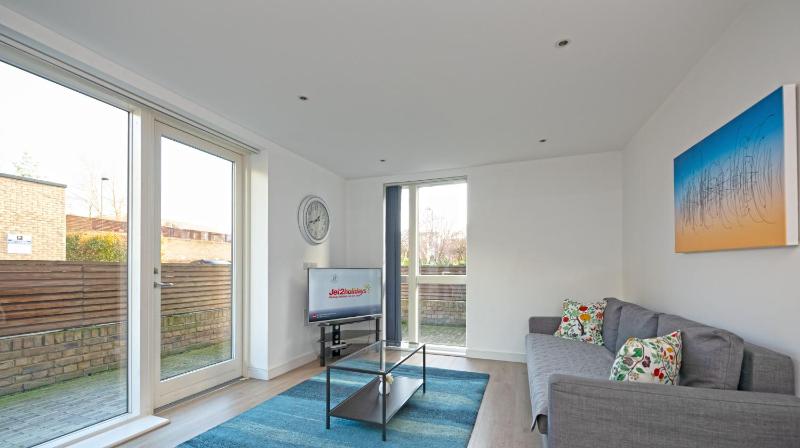 Deluxe Two-Bedroom Apartment image 2