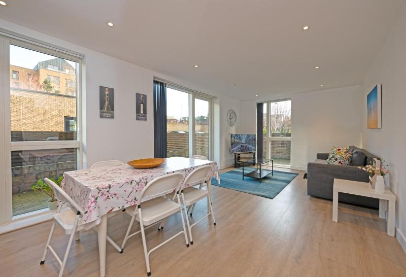 Deluxe Two-Bedroom Apartment image 4