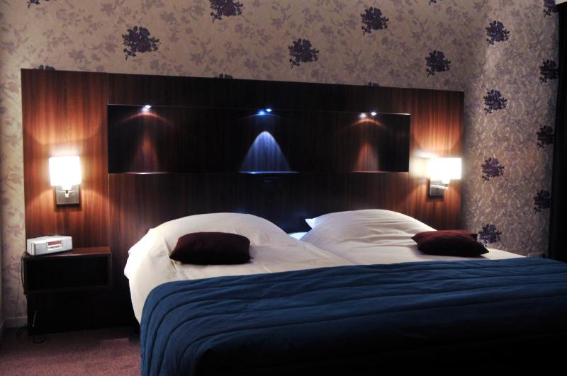 Deluxe Twin Room image 2