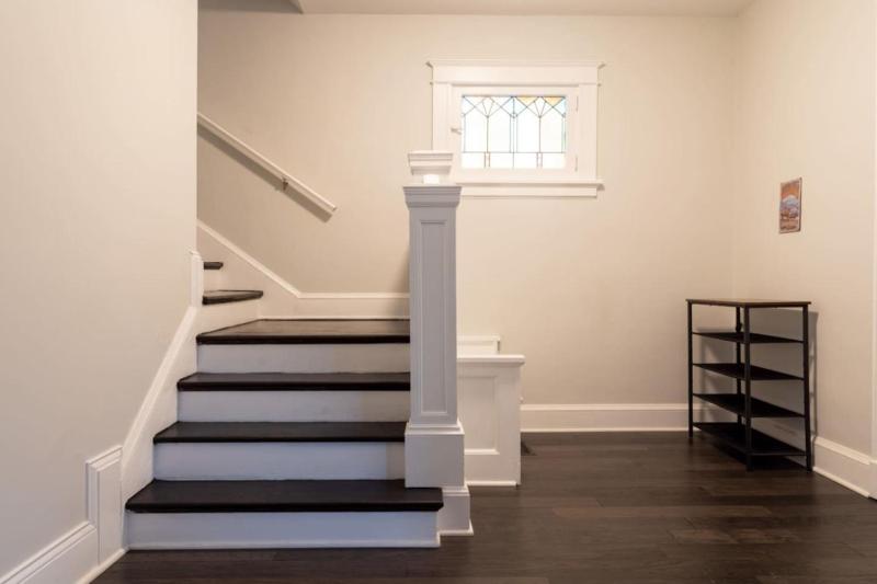 3BR Dogtown Bungalow Office and Bar - image 10