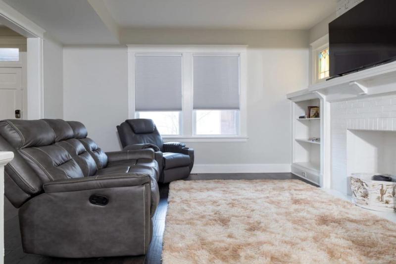 3BR Dogtown Bungalow Office and Bar - image 13