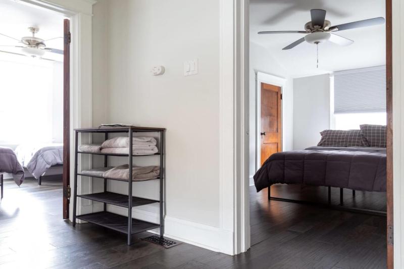 3BR Dogtown Bungalow Office and Bar - image 4