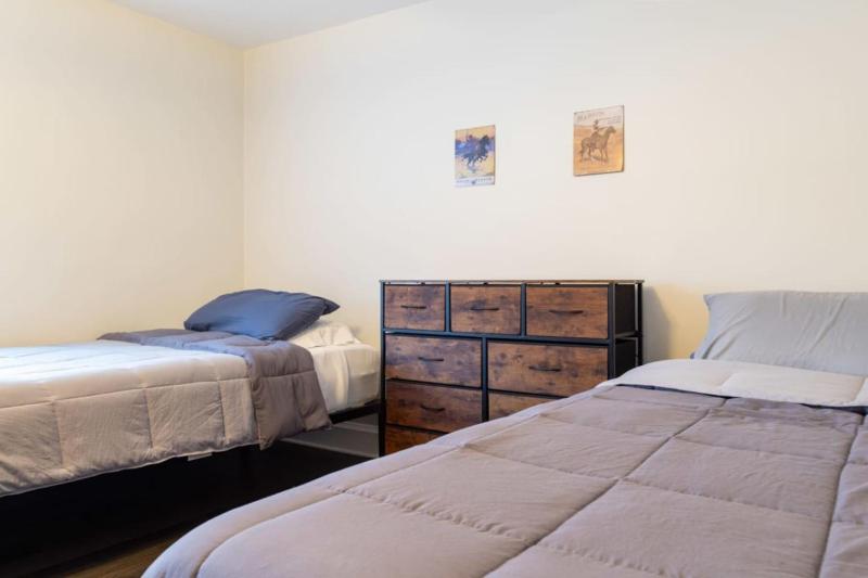 3BR Dogtown Bungalow Office and Bar - image 11