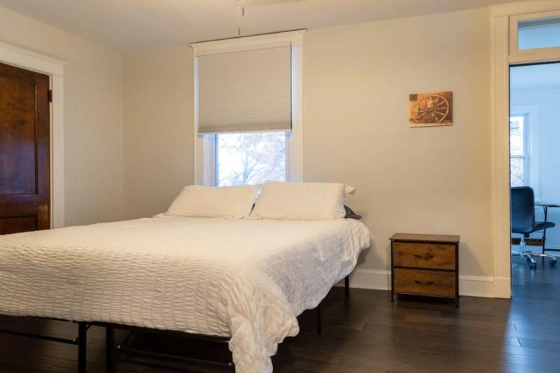 3BR Dogtown Bungalow Office and Bar - image 5