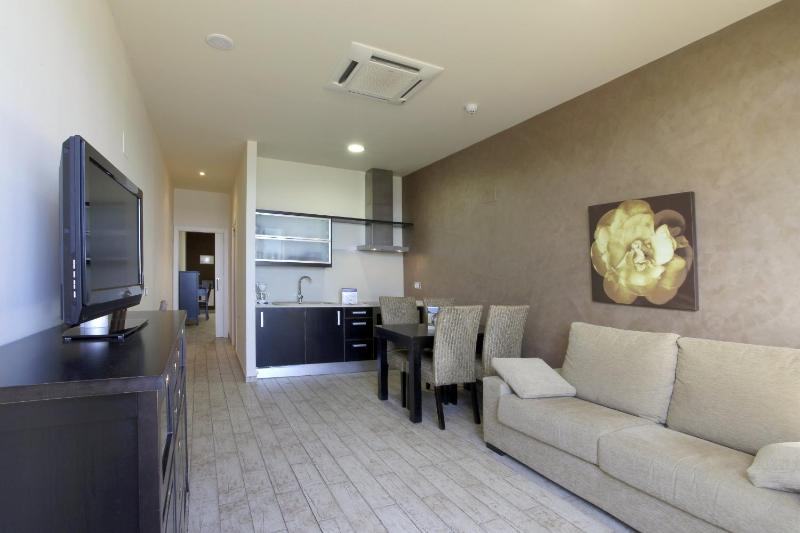 One-Bedroom Apartment - Beachfront image 2