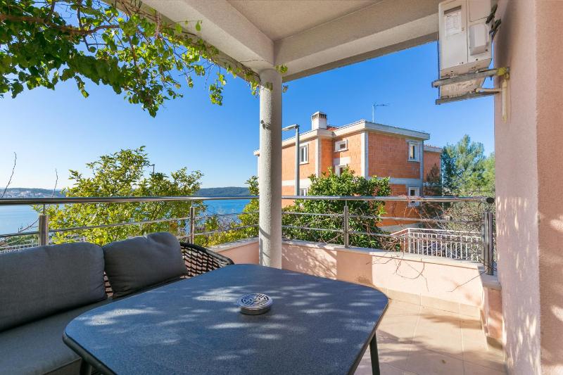 Apartments with parking space Trogir - 23910 - image 1