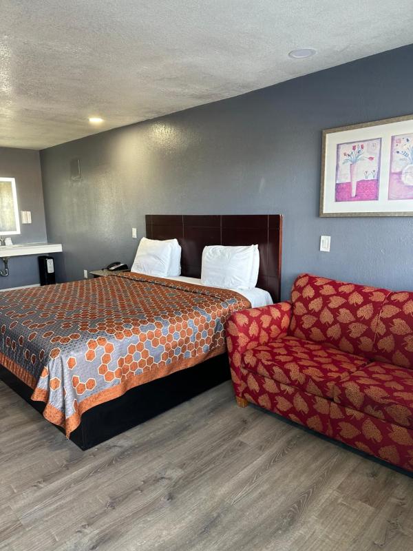 King Room with Sofa Bed image 1