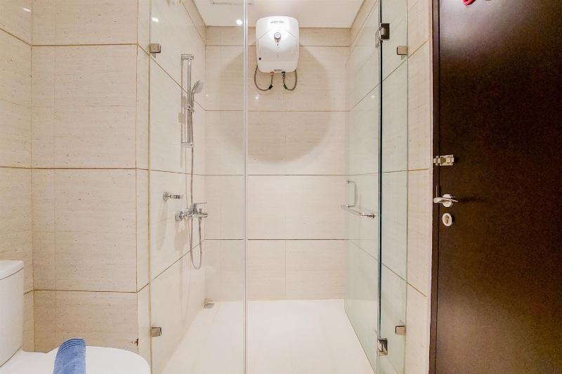 Stunning and Spacious 2BR Brooklyn Alam Sutera Apartment By Travelio - image 7
