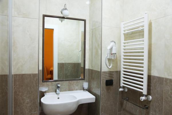 Standard Triple Room image 3