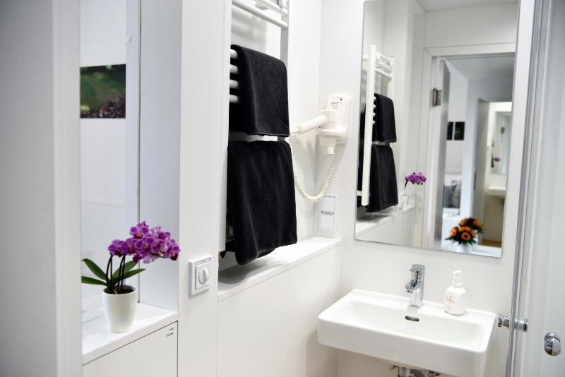 Basic Single Room image 4