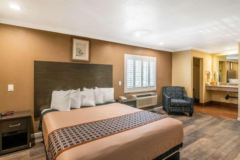 Deluxe Room, 1 King Room, Non Smoking image 1