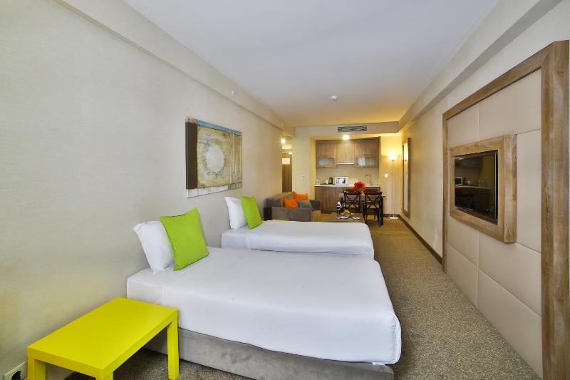 Standard Twin Room image 2