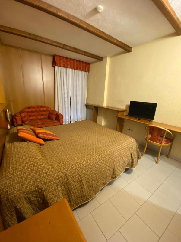 Double Room image 4