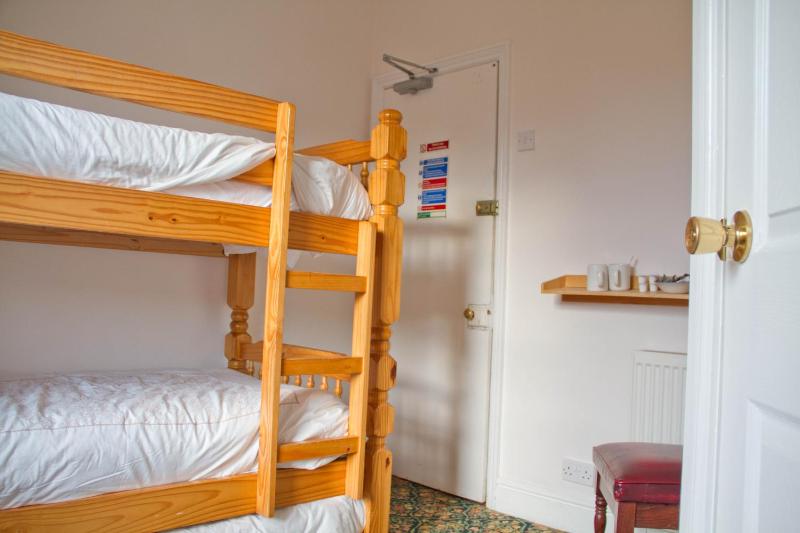 Twin Room en suite image 4